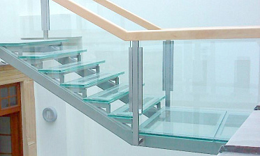 Стеклянные ступени и стеклянная площадка на лестнице купить в Волгограде