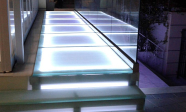 Стеклянный подиум со ступенями с подсветкой купить в Волгограде