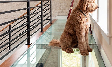 Стеклянный пол на площадке в частном доме купить в Волгограде