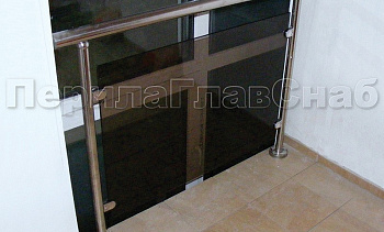 Ограждения со стеклом с крепление в пол окна на лестничной площадке в Волгограде. Готовые проекты ПерилаГлавСнаб
