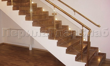 Ограждение лестницы с прозрачным стеклом, стойками и поручнем из латуни купить в Волгограде
