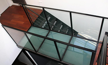 Стеклянный пол для легкого перекрытия между этажами купить в Волгограде