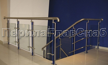 Ограждение со стойками с акриловыми вставками на спайдерных стеклодержателях купить в Волгограде