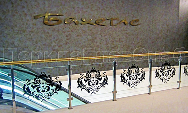 Ограждение лестницы на квадратных стойках с латунным поручнем купить в Волгограде