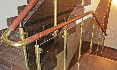 Ограждение лестницы со стеклом, тонированным в массе, стойки и завязки поручня из латуни купить в Волгограде