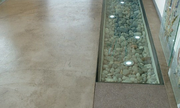 Стеклянный пол в квартиру с декоративной композицией купить в Волгограде