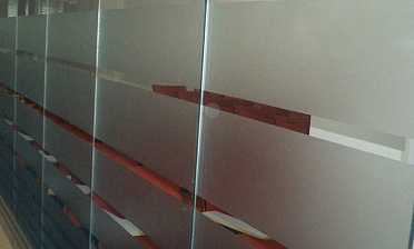 Стеклянные перегородки в офисе с закаткой пленки купить в Волгограде