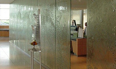 Стеклянные перегородки с декоративным рельефом в офисе купить в Волгограде