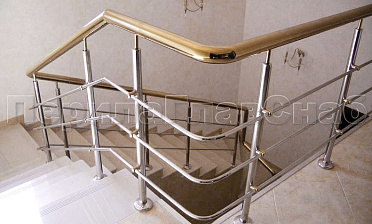 Лестничное ограждение с тремя ригелями и поручнем из латуни купить в Волгограде