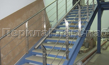 Ограждение с нестандартными нержавеющими стойками и ригельным заполнением купить в Волгограде