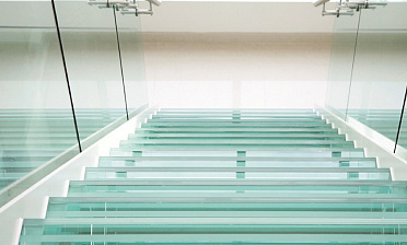 Стеклянные ступени на косоурной лестнице в доме купить в Волгограде