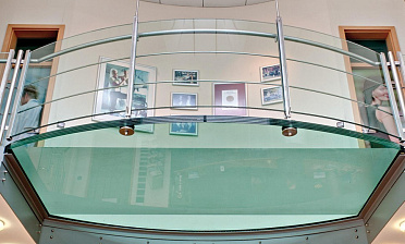 Стеклянный пол на внутреннем выступе атриума купить в Волгограде