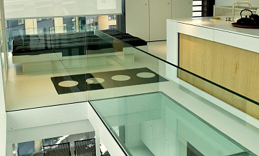 Стеклянные полы на кухне купить в Волгограде