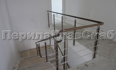 Ограждение с деревянным поручнем и стойками с деревянными вставками, с ригелями купить в Волгограде