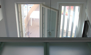 Стеклянное перекрытие из матового стекла на внутреннем балконе купить в Волгограде