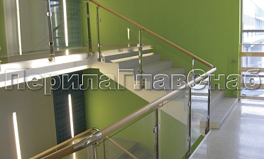 Ограждение с деревянным поручнем, стеклом и стойками купить в Волгограде