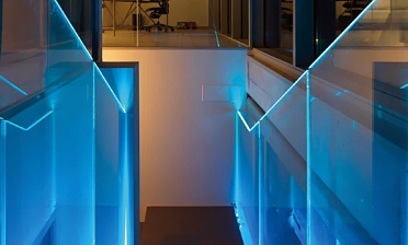 Ограждения лестниц на несущем стекле с подсветкой купить в Волгограде