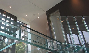 Стеклянные полы на площадке маршевой лестницы купить в Волгограде