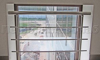 Межэтажное ограждение из нержавеющей стали с торцевым креплением для окон в Волгограде. Готовые проекты ПерилаГлавСнаб