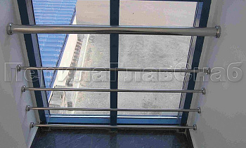 Ограждение на окнах из нержавещей трубы с ригелями в Волгограде. Готовые проекты ПерилаГлавСнаб