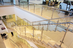 Стеклянные перила для атриумов в Волгограде. Готовые проекты ПерилаГлавСнаб - фото 18