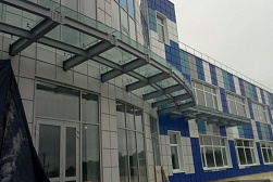 Стеклянные козырьки на спайдерах в Волгограде. Готовые проекты ПерилаГлавСнаб - фото 1