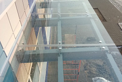 Стеклянные козырьки на спайдерах в Волгограде. Готовые проекты ПерилаГлавСнаб - фото 9