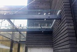 Стеклянные козырьки на спайдерах в Волгограде. Готовые проекты ПерилаГлавСнаб - фото 5